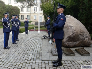 Komendant Główny Policji gen. insp. Jarosław Szymczyk wraz ze swoimi zastępcami w imieniu kierownictwa polskiej Policji, wszystkich policjantów i pracowników Policji oddali hołd poległym Policjantom przed Obeliskiem „Poległym Policjantom - Rzeczpospolita Polska”