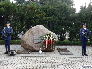 Komendant Główny Policji gen. insp. Jarosław Szymczyk wraz ze swoimi zastępcami w imieniu kierownictwa polskiej Policji, wszystkich policjantów i pracowników Policji oddali hołd poległym Policjantom przed Obeliskiem „Poległym Policjantom - Rzeczpospolita Polska”