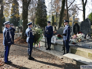 Komendant Główny Policji gen. insp. Jarosław Szymczyk w imieniu kierownictwa polskiej Policji, wszystkich policjantów i pracowników policji oddał cześć pamięci byłego naczelnego kapelana Policji, a także kapelana Komendy Głównej Policji śp. księdza Jana Kota SAC