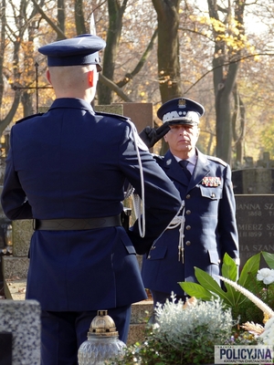 Komendant Główny Policji gen. insp. Jarosław Szymczyk w imieniu kierownictwa polskiej Policji, wszystkich policjantów i pracowników policji oddał cześć pamięci byłego naczelnego kapelana Policji, a także kapelana Komendy Głównej Policji śp. księdza Jana Kota SAC