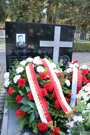 Komendant Główny Policji gen. insp. Jarosław Szymczyk w imieniu kierownictwa Policji, wszystkich policjantów i pracowników policji oddał cześć pamięci śp. Władysławowi Stasiakowi, b. ministrowi MSWiA, który zginął w katastrofie smoleńskiej