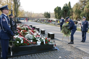 Komendant Główny Policji gen. insp. Jarosław Szymczyk w imieniu kierownictwa Policji, wszystkich policjantów i pracowników policji oddał cześć pamięci śp. Władysławowi Stasiakowi, b. ministrowi MSWiA, który zginął w katastrofie smoleńskiej