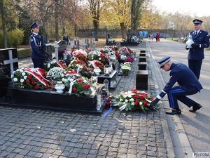 Komendant Główny Policji gen. insp. Jarosław Szymczyk w imieniu kierownictwa Policji, wszystkich policjantów i pracowników policji oddał cześć pamięci śp. Władysławowi Stasiakowi, b. ministrowi MSWiA, który zginął w katastrofie smoleńskiej