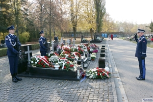 Komendant Główny Policji gen. insp. Jarosław Szymczyk w imieniu kierownictwa Policji, wszystkich policjantów i pracowników policji oddał cześć pamięci śp. Władysławowi Stasiakowi, b. ministrowi MSWiA, który zginął w katastrofie smoleńskiej