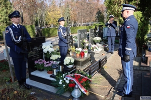 Komendant Główny Policji gen. insp. Jarosław Szymczyk w imieniu kierownictwa polskiej Policji, wszystkich policjantów i pracowników Policji złożył wieniec na grobie śp.nadinsp. Marka Papały, byłego Komendanta Głównego Policji