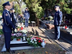 Komendant Główny Policji gen. insp. Jarosław Szymczyk w imieniu kierownictwa polskiej Policji, wszystkich policjantów i pracowników Policji złożył wieniec na grobie śp.nadinsp. Marka Papały, byłego Komendanta Głównego Policji