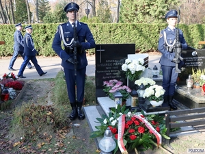 Komendant Główny Policji gen. insp. Jarosław Szymczyk w imieniu kierownictwa polskiej Policji, wszystkich policjantów i pracowników Policji złożył wieniec na grobie śp.nadinsp. Marka Papały, byłego Komendanta Głównego Policji