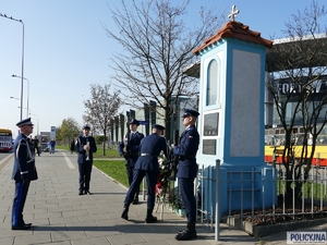 Pod tablicą pamięci na warszawskiej Woli, w miejscu, gdzie dwanaście lat temu zginął tragicznie z rąk napastnika bohaterski policjant śp. podkom. Andrzej Struj gen. insp. Jarosław Szymczyk uczcił pamięć poległego policjanta i oddał hołd wszystkim poległym i zmarłym stróżom prawa.