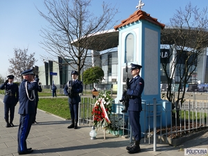 Pod tablicą pamięci na warszawskiej Woli, w miejscu, gdzie dwanaście lat temu zginął tragicznie z rąk napastnika bohaterski policjant śp. podkom. Andrzej Struj gen. insp. Jarosław Szymczyk uczcił pamięć poległego policjanta i oddał hołd wszystkim poległym i zmarłym stróżom prawa.