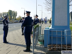 Pod tablicą pamięci na warszawskiej Woli, w miejscu, gdzie dwanaście lat temu zginął tragicznie z rąk napastnika bohaterski policjant śp. podkom. Andrzej Struj gen. insp. Jarosław Szymczyk uczcił pamięć poległego policjanta i oddał hołd wszystkim poległym i zmarłym stróżom prawa.