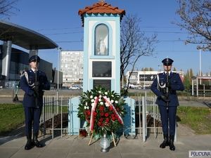 Pod tablicą pamięci na warszawskiej Woli, w miejscu, gdzie dwanaście lat temu zginął tragicznie z rąk napastnika bohaterski policjant śp. podkom. Andrzej Struj gen. insp. Jarosław Szymczyk uczcił pamięć poległego policjanta i oddał hołd wszystkim poległym i zmarłym stróżom prawa.