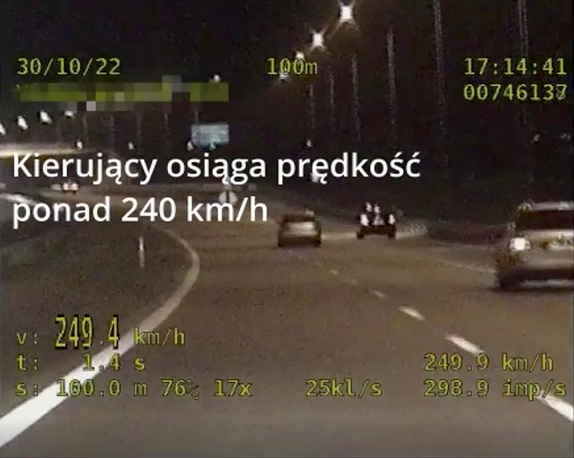 Kierujący osiąga prędkość ponad 240 km/h - pora nocna stop klatka z monitoringu szosa i jadący po niej samochód