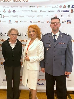 mężczyzna i kobieta pozują do zdjęcia z laureatką konwentu