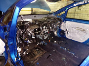 Zdemontowany nissan - widok wnętrza auta
