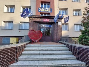 Wejście do Komendy Powiatowej Policji w Jaworze wraz z wielki sercem na nakrętki