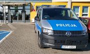 zaparkowany radiowóz przed Komendą Powiatową Policji w Wieruszowie