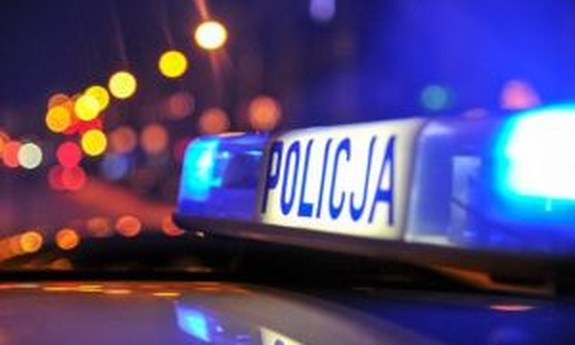 sygnalizator świetlny na dachu radiowozu z napisem policja