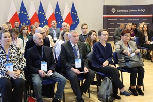 Zaproszeni goście siedzący na sali podczas konferencji