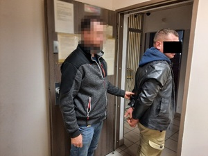 Policjant z zatrzymanym mężczyzną