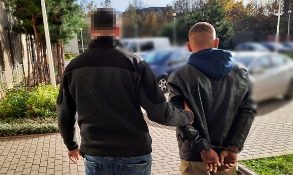 Policjant z zatrzymanym mężczyzną