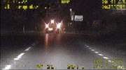 stop klatka z wideorejestratora - pora nocna auto na drodze