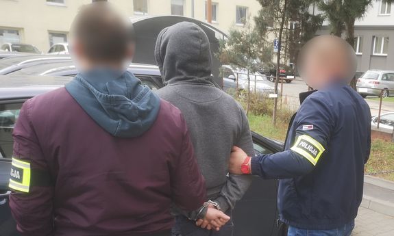 Policjanci prowadzą podejrzanego