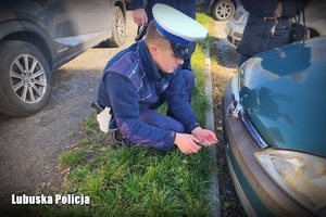 Policjant montuje ramkę do rejestracji