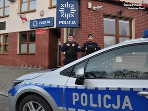 przed budynkiem Posterunku Policji w Gołkowicach stoją umundurowani policjanci