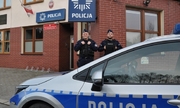 przed budynkiem Posterunku Policji w Gołkowicach stoją umundurowani policjanci