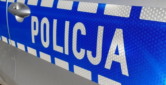 Napis Policja na drzwiach radiowozu