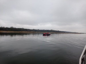 ponton z ratownikami na wodzie