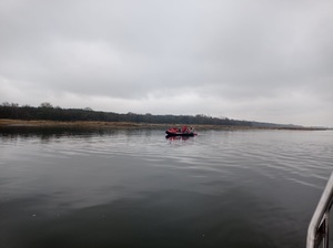ponton z ratownikami na wodzie