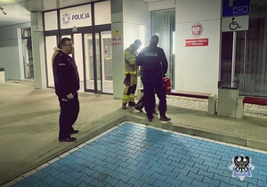 Zdjęcia przedstawiają policjantów oraz zaginionego mężczyznę