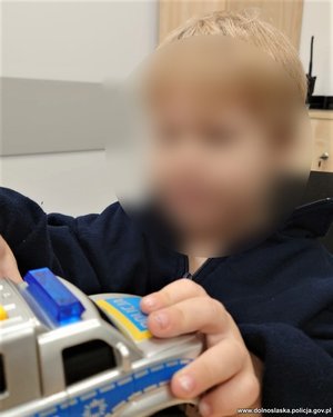 odnaleziony 2 letni chłopiec bawi się zabawkami