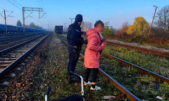 policjant z kobietą na torach