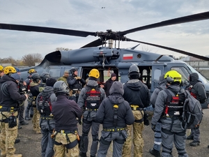 wspólne ćwiczenia ratowników medycznych Centralnego Pododdziału Kontrterrorystycznego Policji &quot;BOA &quot;, Lotniczego Pogotowia Ratunkowego, Centralnego Szpitala Klinicznego MSWiA i Zespołu Pomocy Humanitarno-Medycznej KPRM