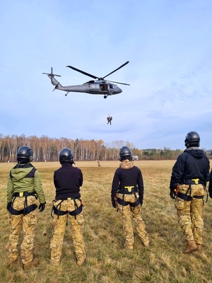 wspólne ćwiczenia ratowników medycznych Centralnego Pododdziału Kontrterrorystycznego Policji &quot;BOA &quot;, Lotniczego Pogotowia Ratunkowego, Centralnego Szpitala Klinicznego MSWiA i Zespołu Pomocy Humanitarno-Medycznej KPRM