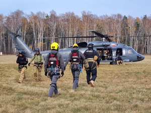 wspólne ćwiczenia ratowników medycznych Centralnego Pododdziału Kontrterrorystycznego Policji &quot;BOA &quot;, Lotniczego Pogotowia Ratunkowego, Centralnego Szpitala Klinicznego MSWiA i Zespołu Pomocy Humanitarno-Medycznej KPRM