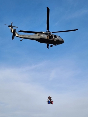 wspólne ćwiczenia ratowników medycznych Centralnego Pododdziału Kontrterrorystycznego Policji &quot;BOA &quot;, Lotniczego Pogotowia Ratunkowego, Centralnego Szpitala Klinicznego MSWiA i Zespołu Pomocy Humanitarno-Medycznej KPRM