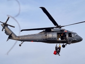 wspólne ćwiczenia ratowników medycznych Centralnego Pododdziału Kontrterrorystycznego Policji &quot;BOA &quot;, Lotniczego Pogotowia Ratunkowego, Centralnego Szpitala Klinicznego MSWiA i Zespołu Pomocy Humanitarno-Medycznej KPRM