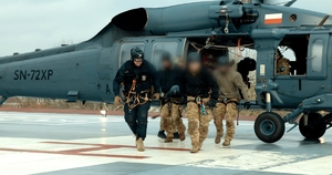 wspólne ćwiczenia ratowników medycznych Centralnego Pododdziału Kontrterrorystycznego Policji &quot;BOA &quot;, Lotniczego Pogotowia Ratunkowego, Centralnego Szpitala Klinicznego MSWiA i Zespołu Pomocy Humanitarno-Medycznej KPRM