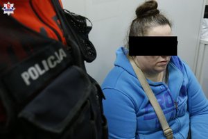 policjant z zatrzymaną osobą