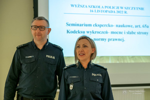 umundurowany policjant i policjantka