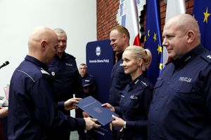 generał Policji wręcza gratulacje stojącym przed nim w szeregu policjantom i policjantkom