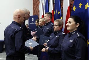 generał Policji wręcza gratulacje stojącym przed nim w szeregu policjantom i policjantkom