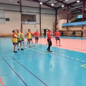 drużyna kobiet w piłkę nożną podczas treningu na hali