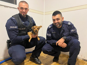 policjanci  z psem