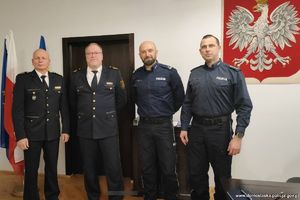 dwaj niemieccy i dwaj polscy policjanci pozują do zdjęcia w pomieszczeniu