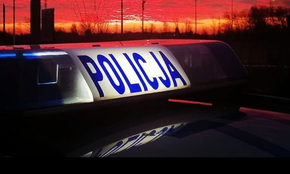 pora nocna, podświetlona belka na dachu radiowozu z napisem Policja