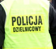 czarny napis na żółtej kamizelce: Policja Dzielnicowy